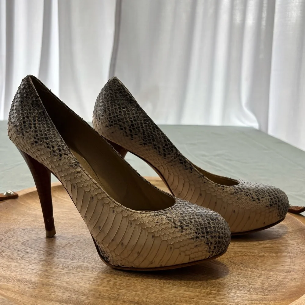 Stuart Weitzman Snakeskin Reptile Patterned Heels in Cream and Gray 7.5